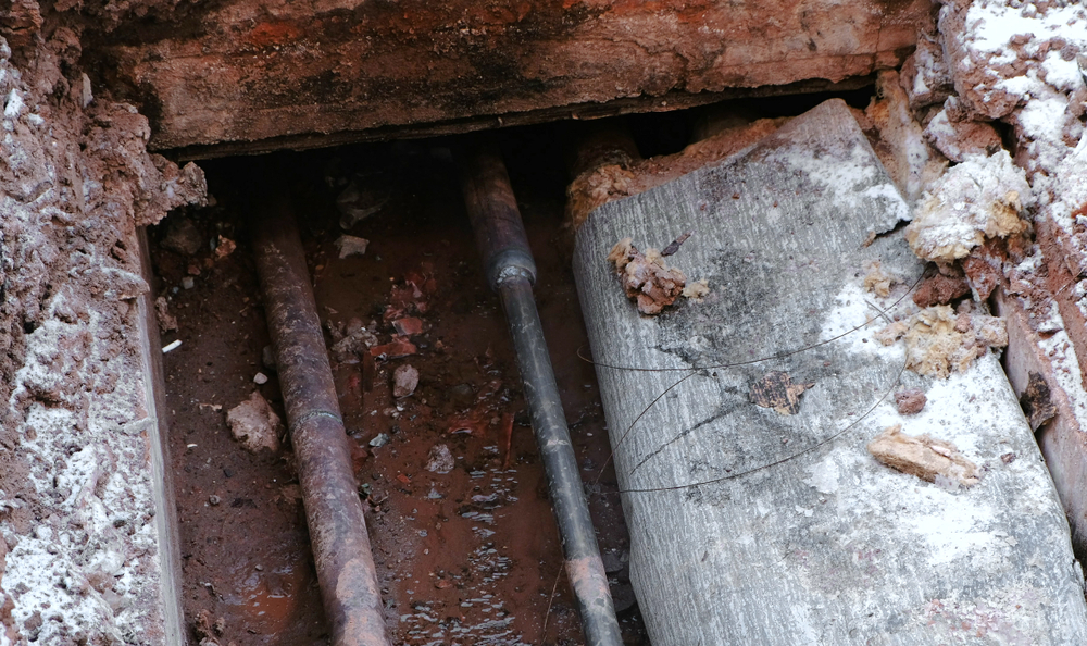 Pipe bursting under slabs